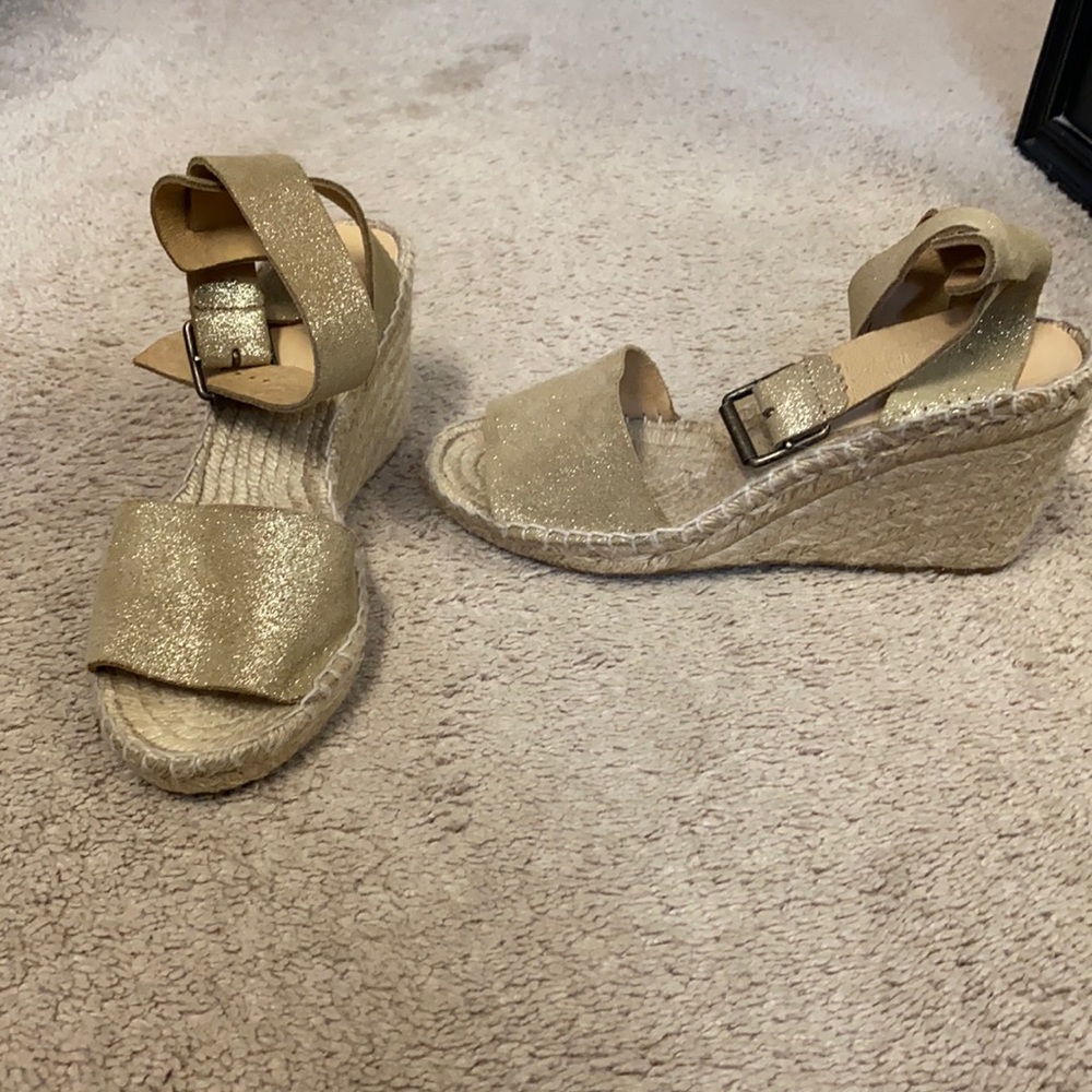 Size 7 gold glittery wedge. Great condition barely worn!
